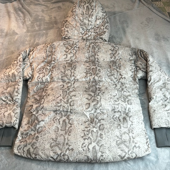 ❤️NWOT Varley Highland Puffer Jacket Grunge Snake Size Small - Picture 14 of 16